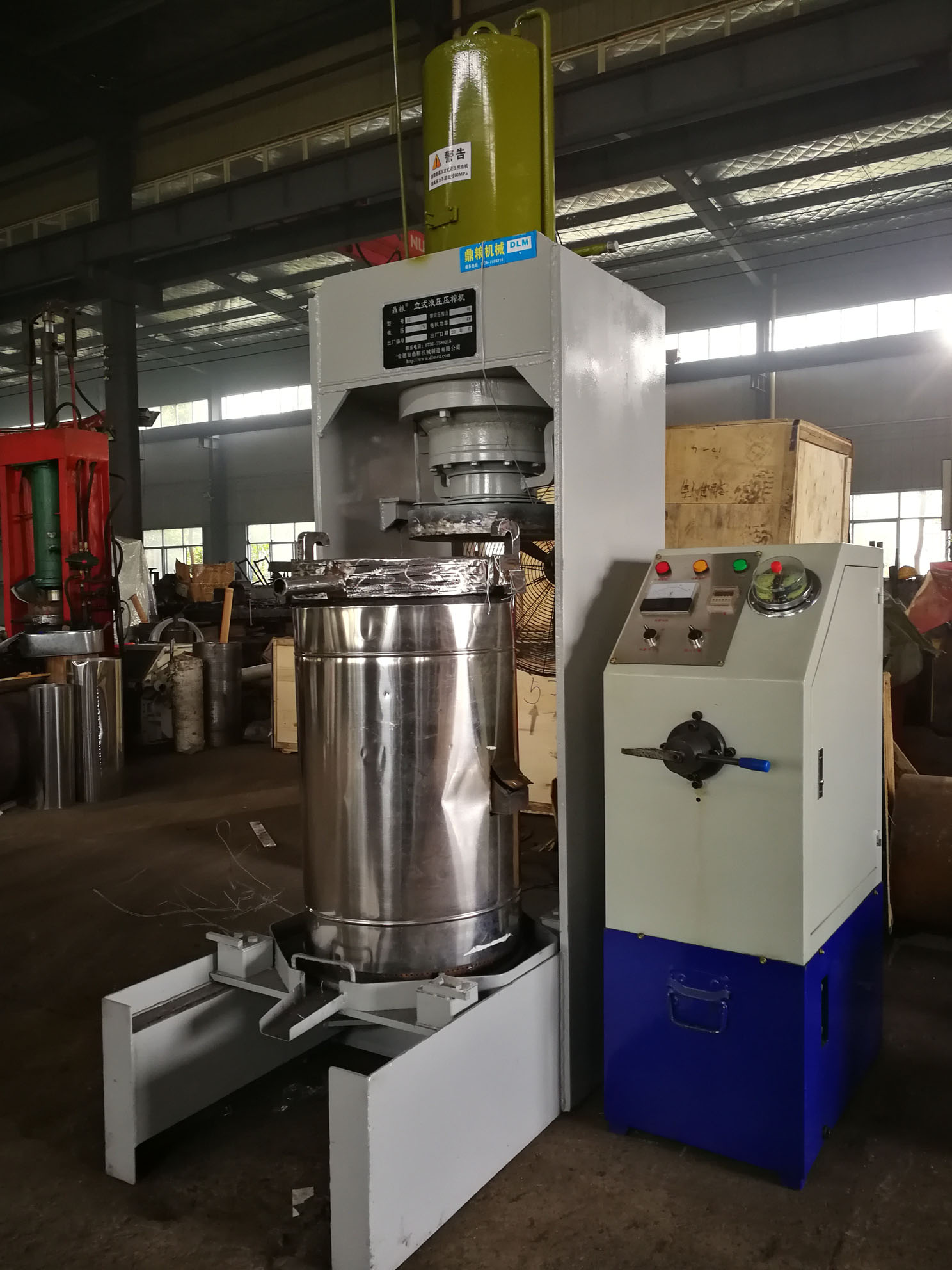 不銹鋼超高壓立式液壓壓榨機(jī)，果汁壓榨機(jī)，果渣壓榨機(jī)，藥材壓榨，油渣處理，白土壓榨